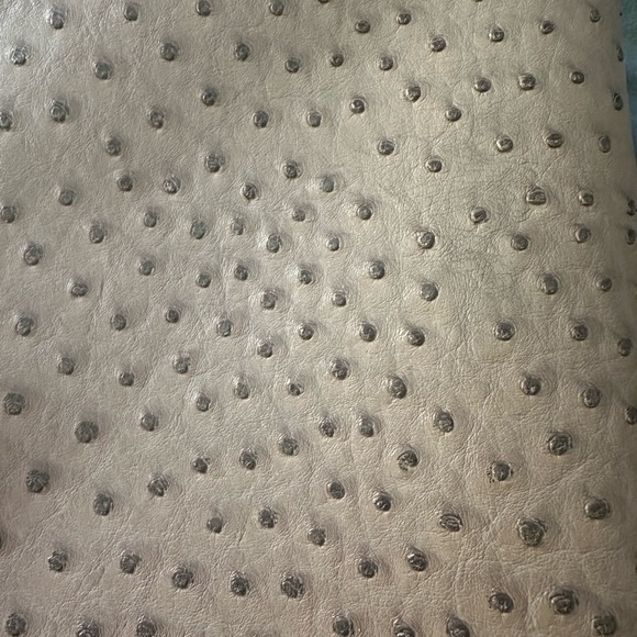 Crossbody bag in a dusty pinkish color. - Picture 3 of 5